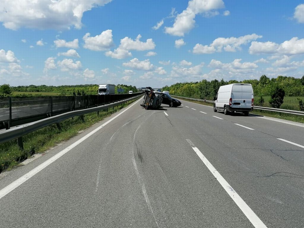 Autószállító tréler rakománya borult az M43-ason 2