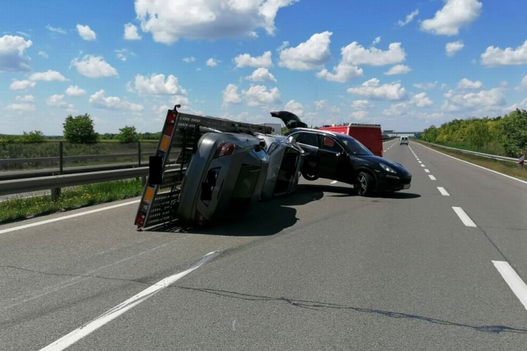 Autószállító tréler rakománya borult az M43-ason 3