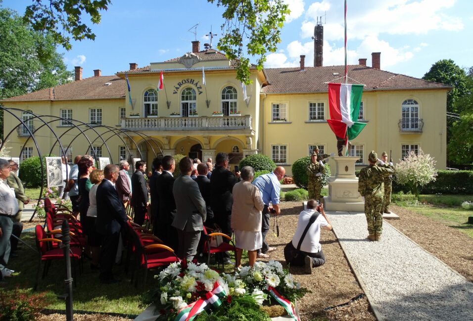 Országzászlót avattak Mindszenten