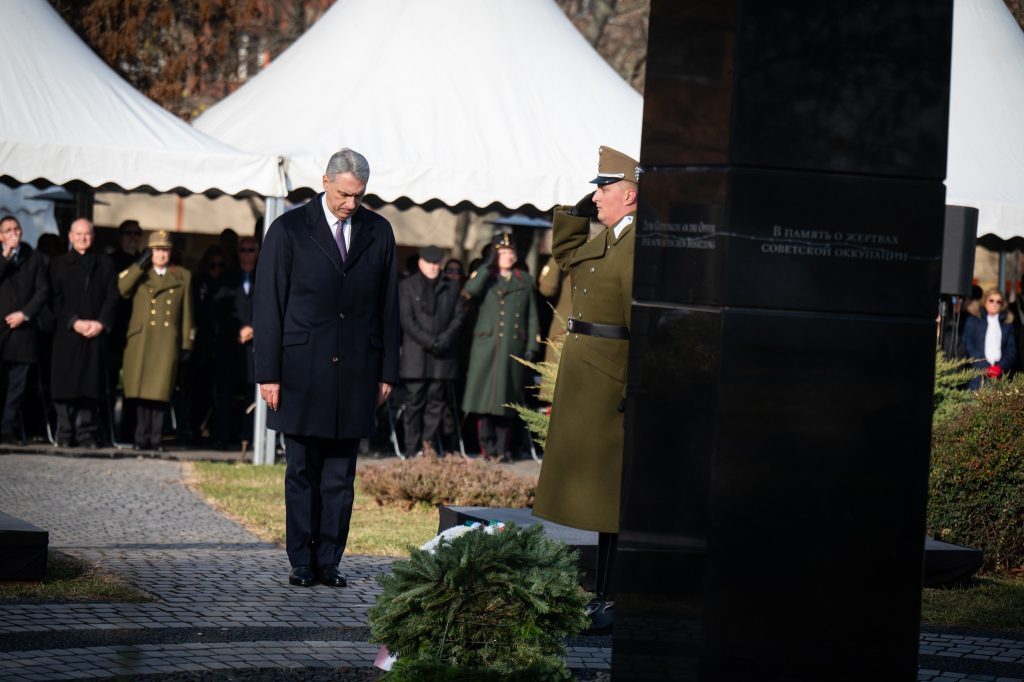 Lázár János miniszter a Szovjet Megszállás Áldozatainak Emlékművénél.